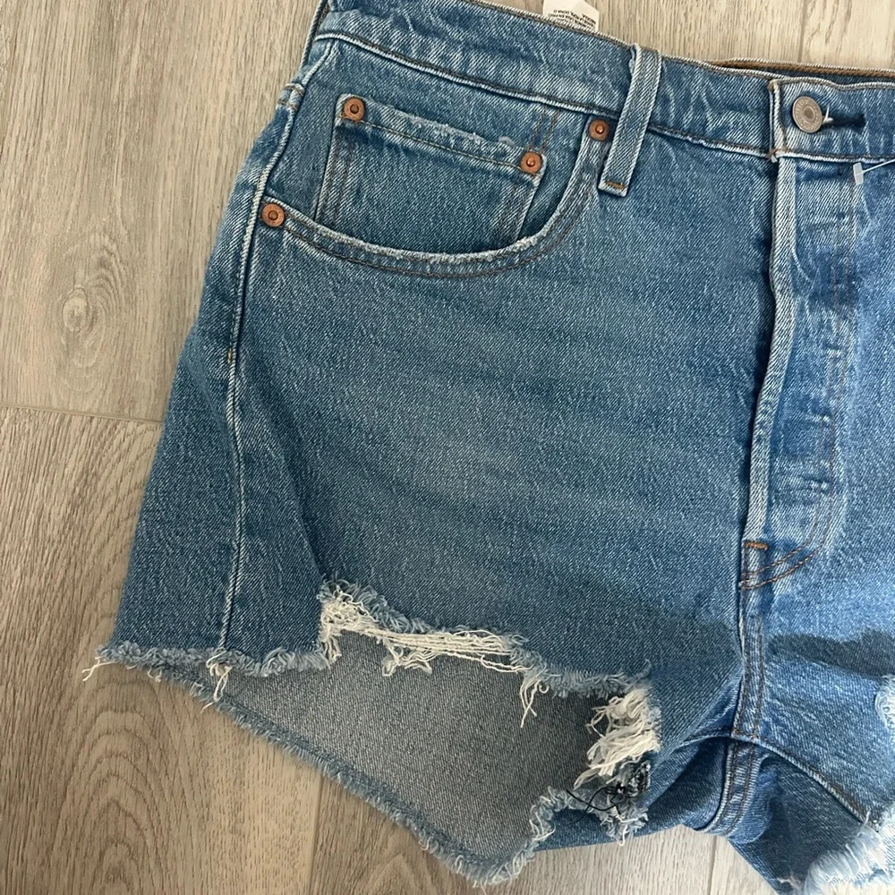 Levi's Blue Jean Shorts Raw Hem - Picture 2 of 4